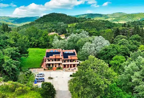 Facciata principale di PianPieve immersa nel verde