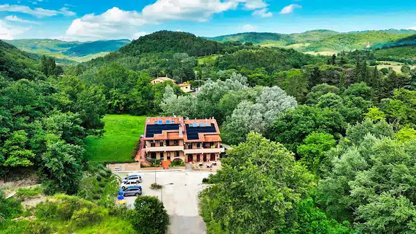 Facciata principale di PianPieve immersa nel verde