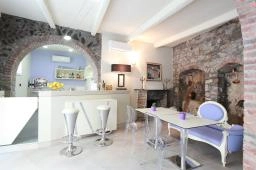 Zona bar in stile moderno con pietra a vista