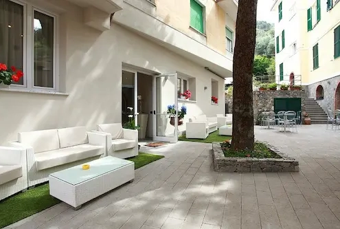 Spazio esterno con divani bianchi e zona relax