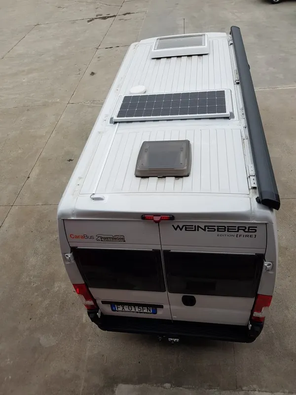Camper con pannelli solari sul tetto