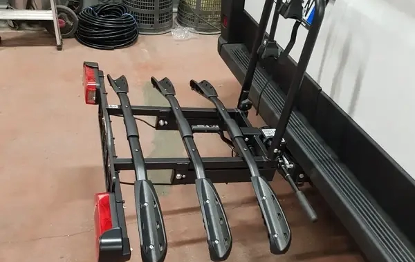 Montaggio supporto bici posteriore su camper