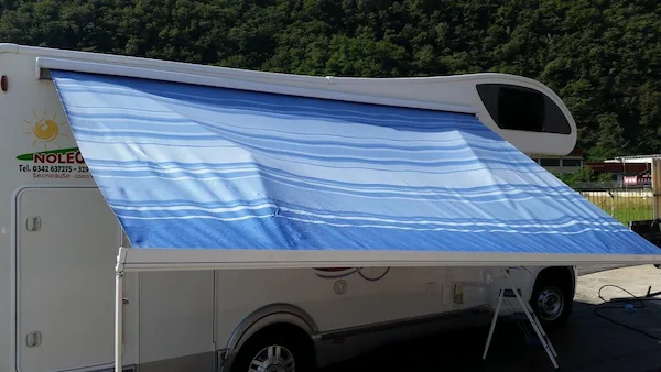 Tendalino azzurro montato su camper