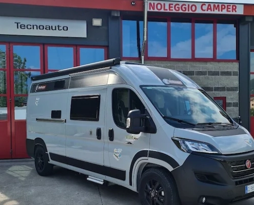 Camper a noleggio davanti alla sede Tecnoauto