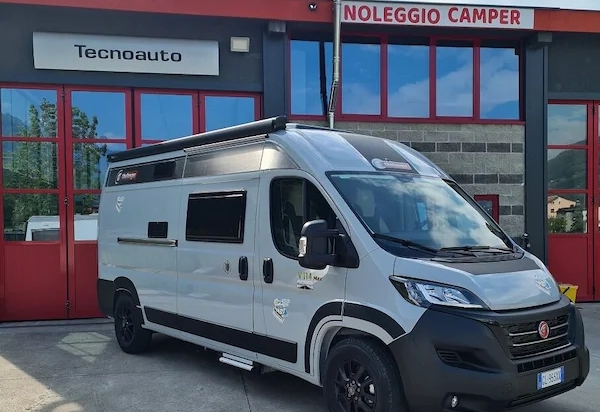 Camper a noleggio davanti alla sede Tecnoauto