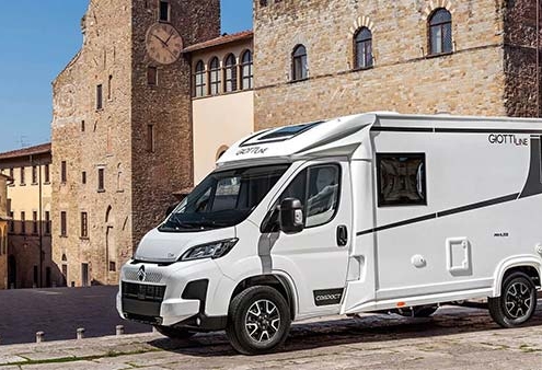 Camper nuovo parcheggiato in una piazza storica