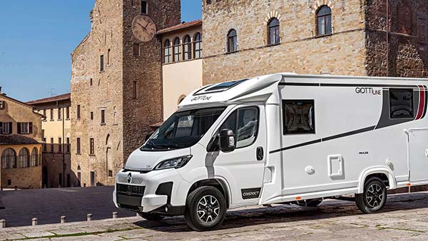 Camper nuovo parcheggiato in una piazza storica
