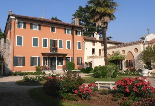 Facciata principale della villa ottocentesca